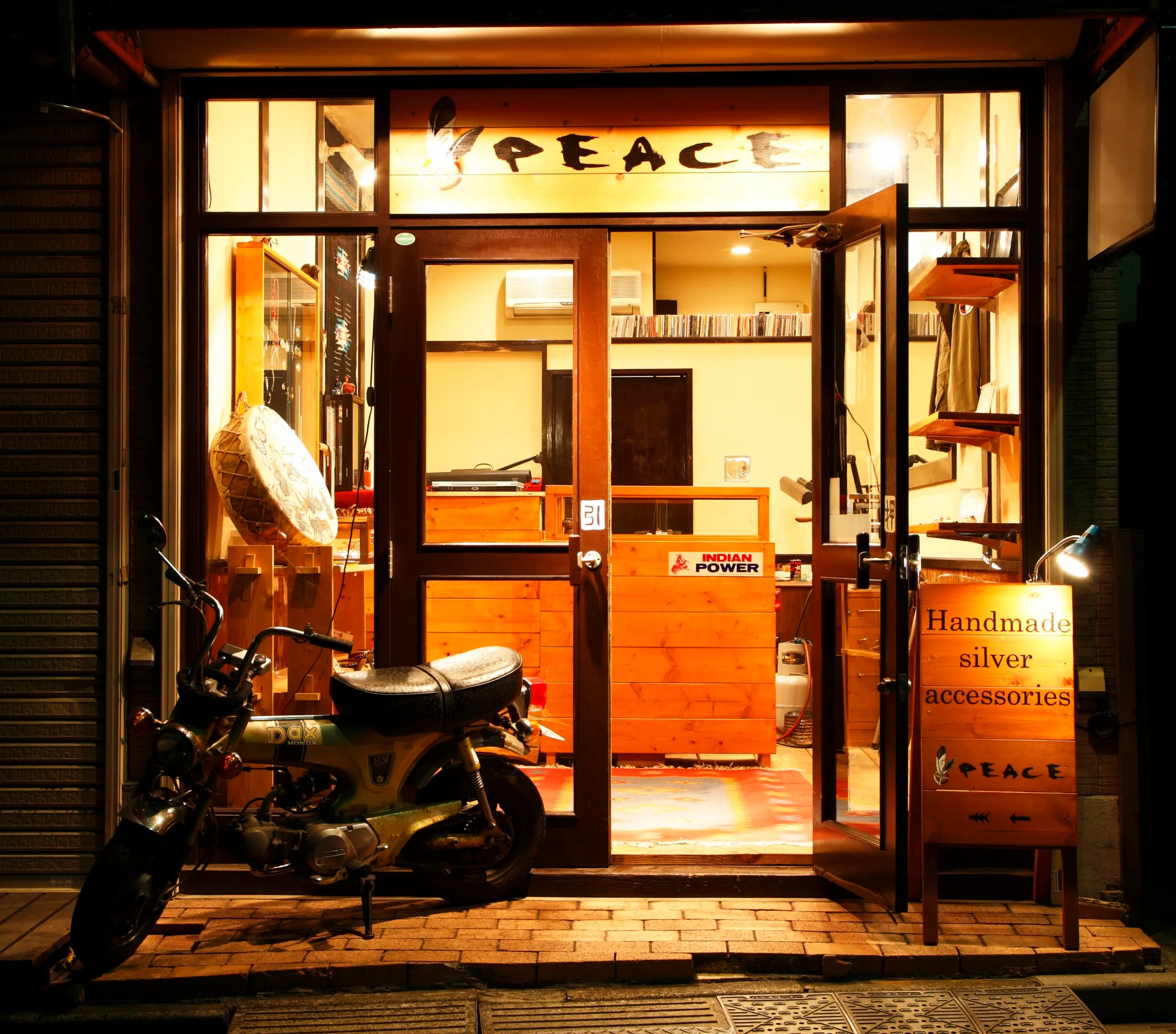 夜のPEACE店舗外観