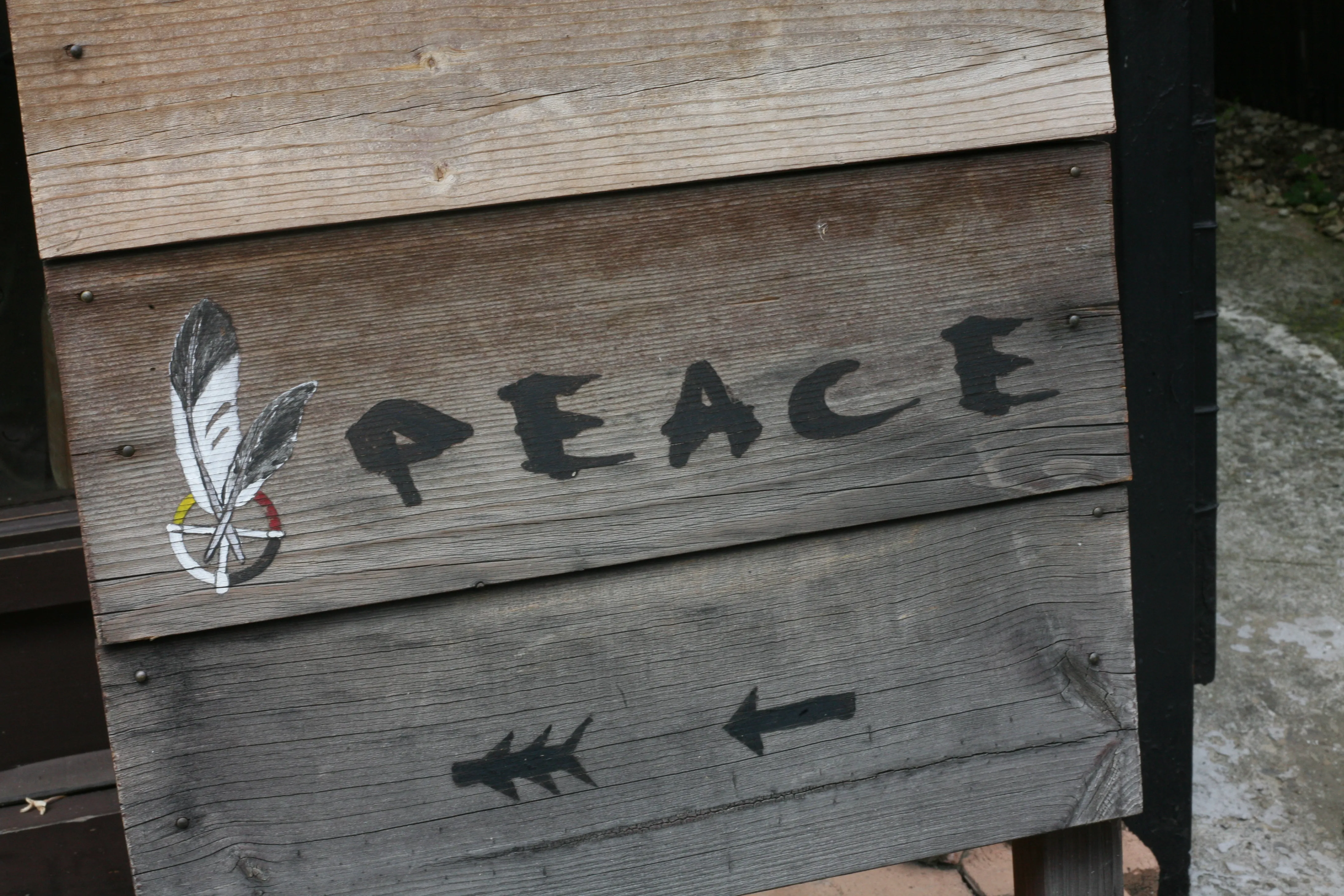 木製のPEACE案内看板