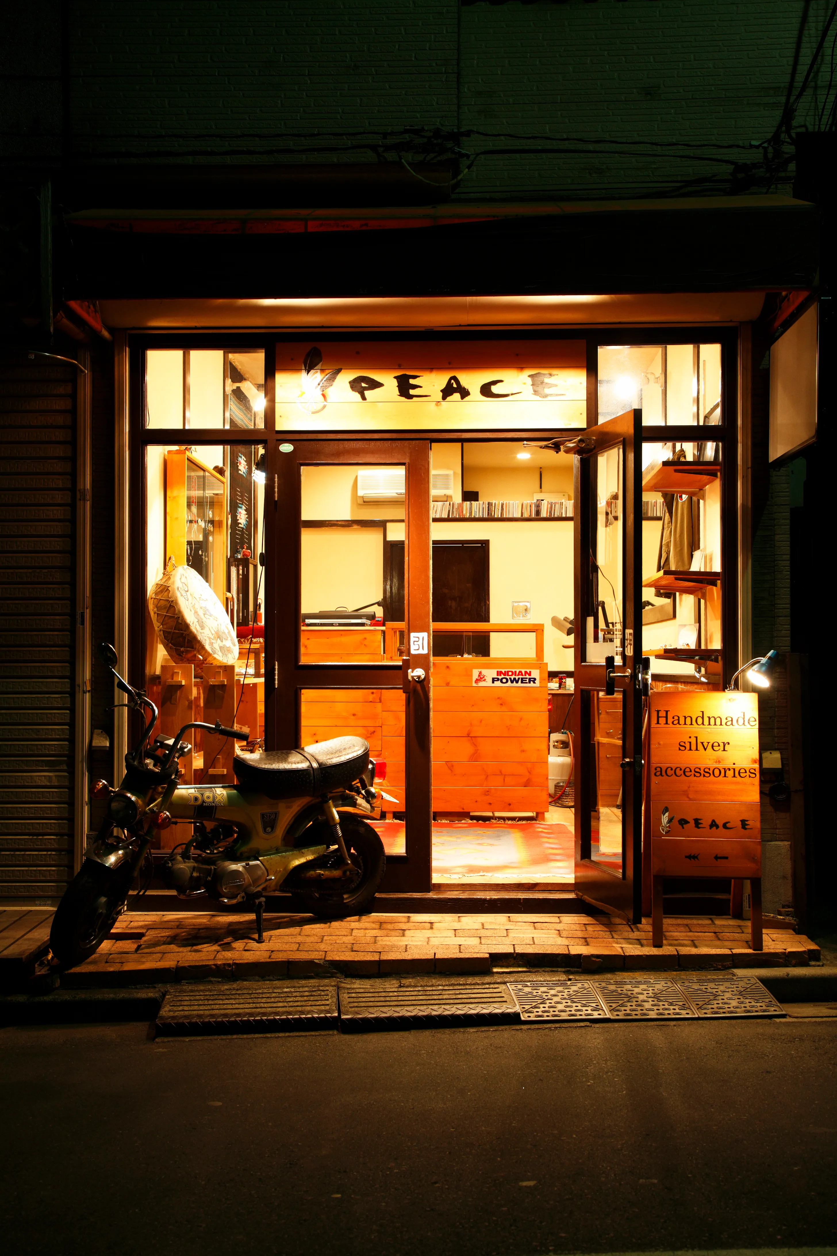 PEACE店舗入口